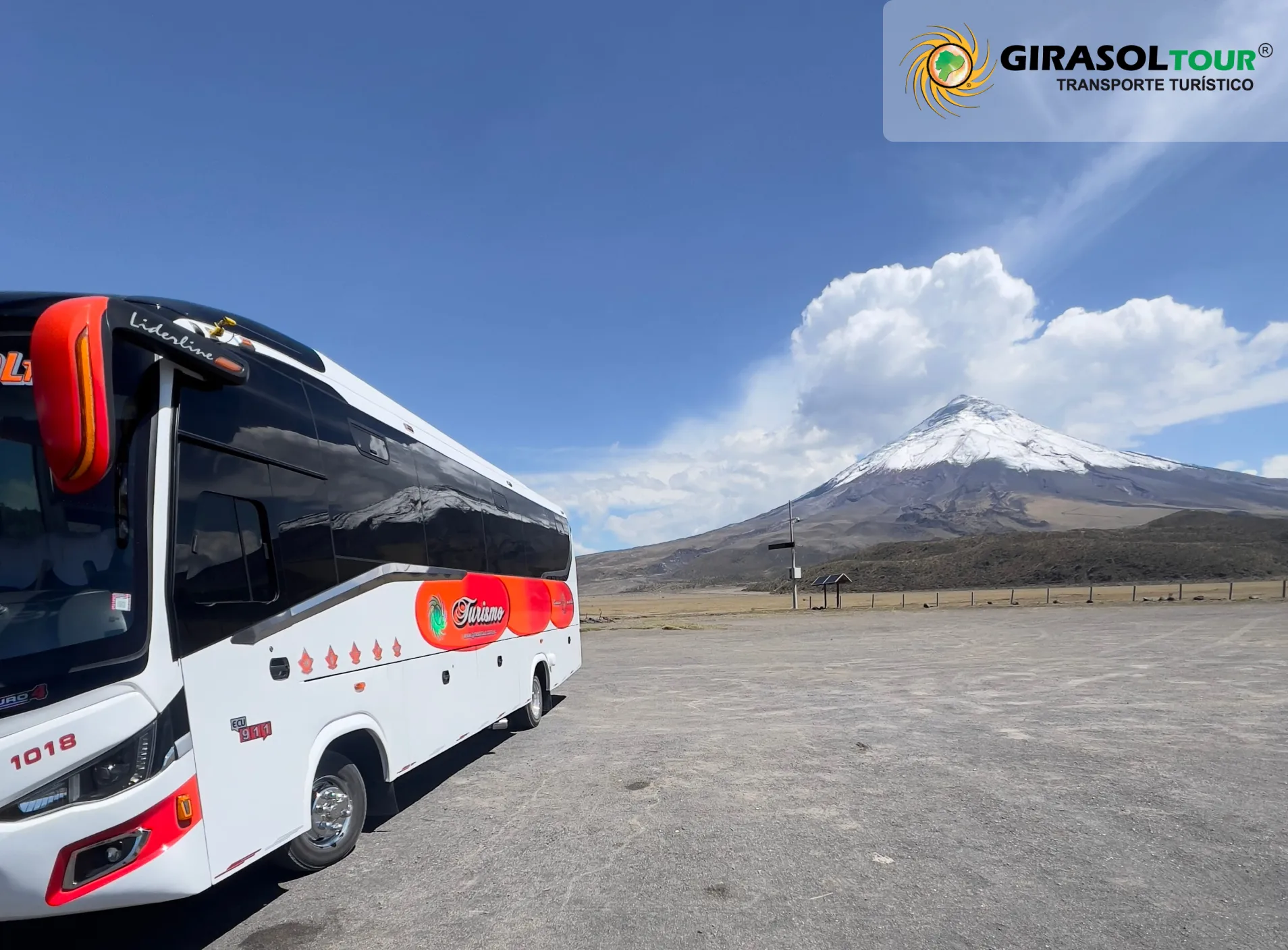 Bus grande HINO AK de 45 pasajeros estacionado frente al volcán Cotopaxi