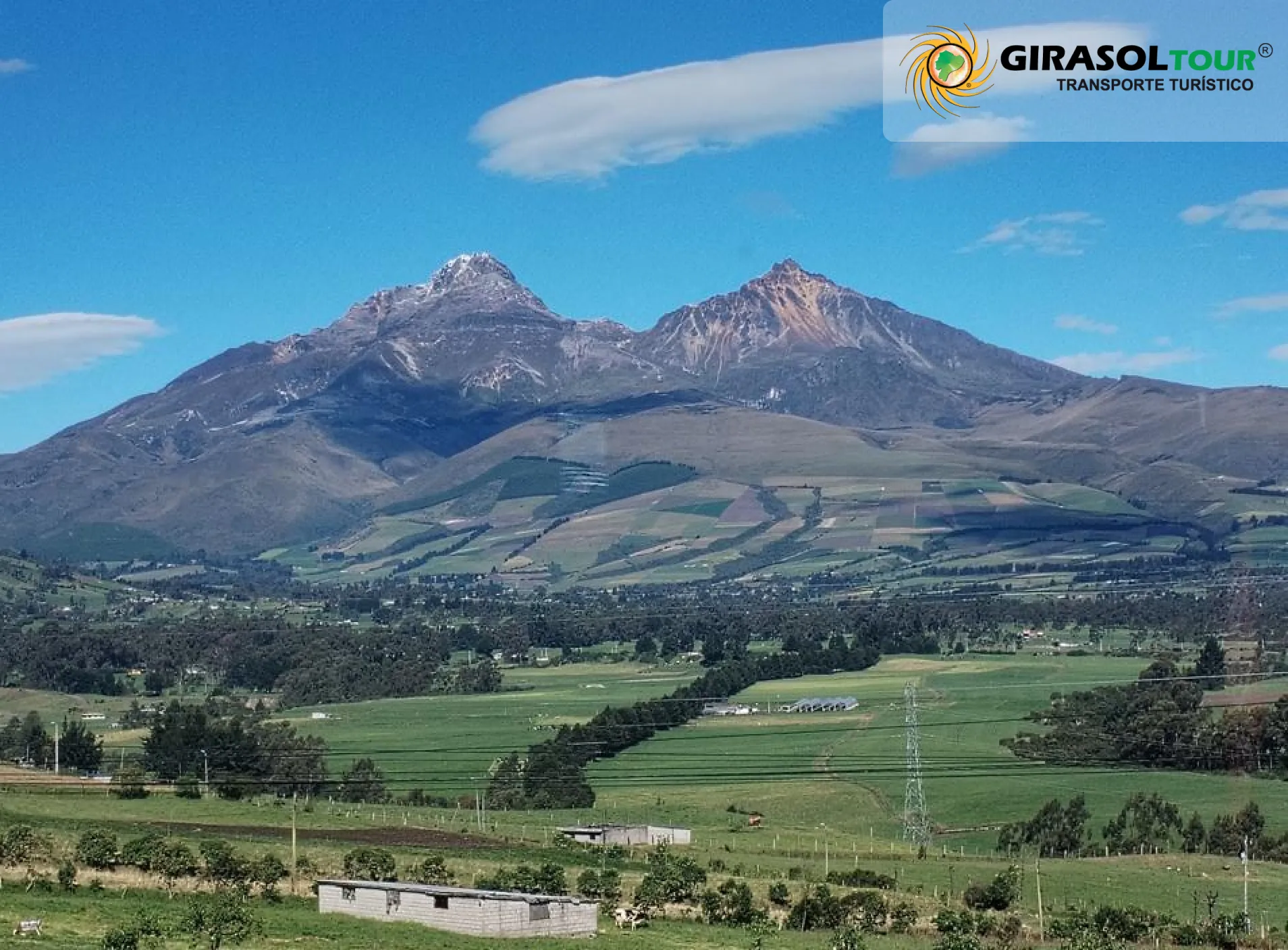 Vista panorámica de la cordillera de los Andes y valles verdes en Ecuador