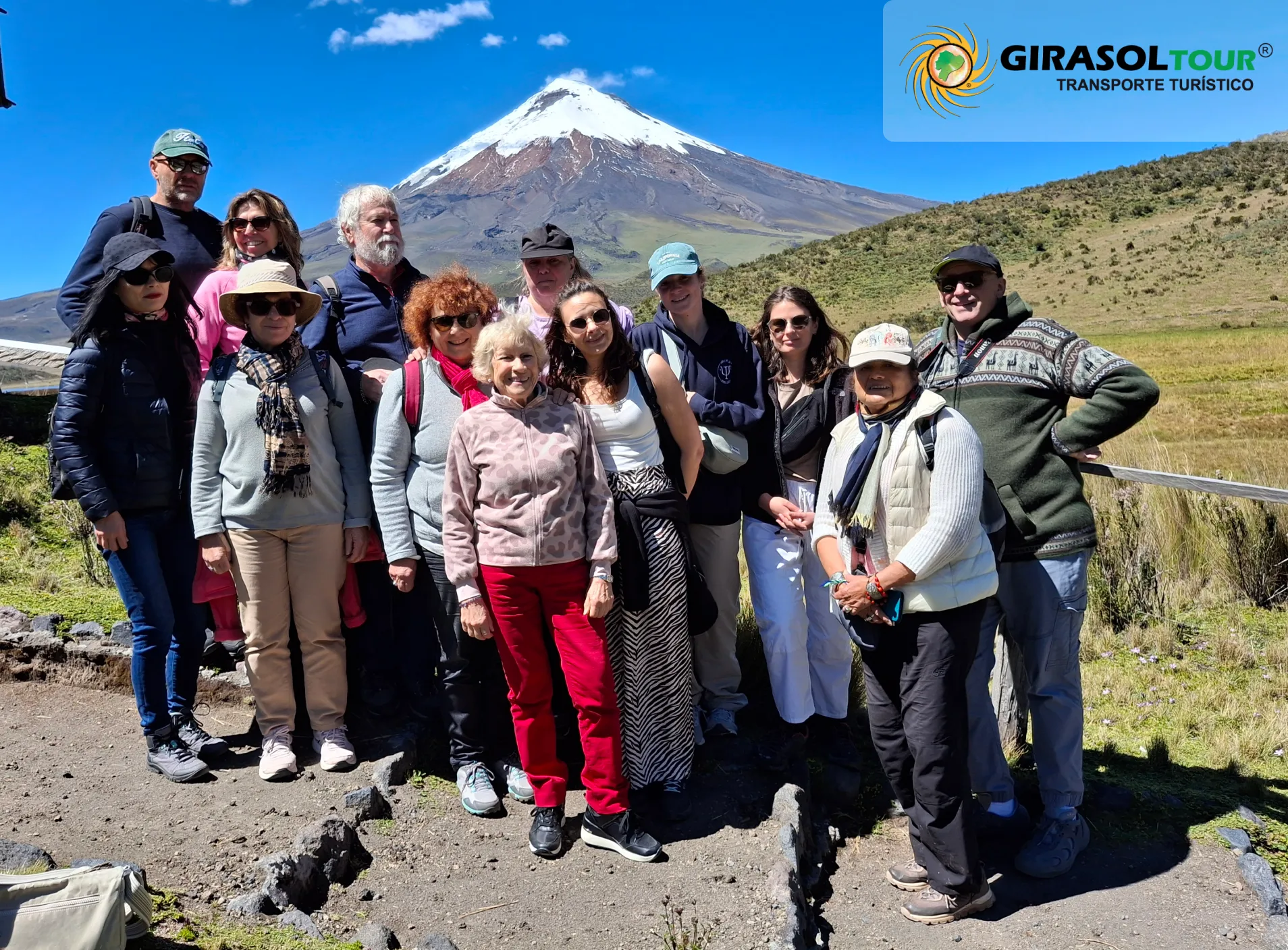 Grupo de turistas posando juntos durante una excursión en el volcán Cotopaxi.