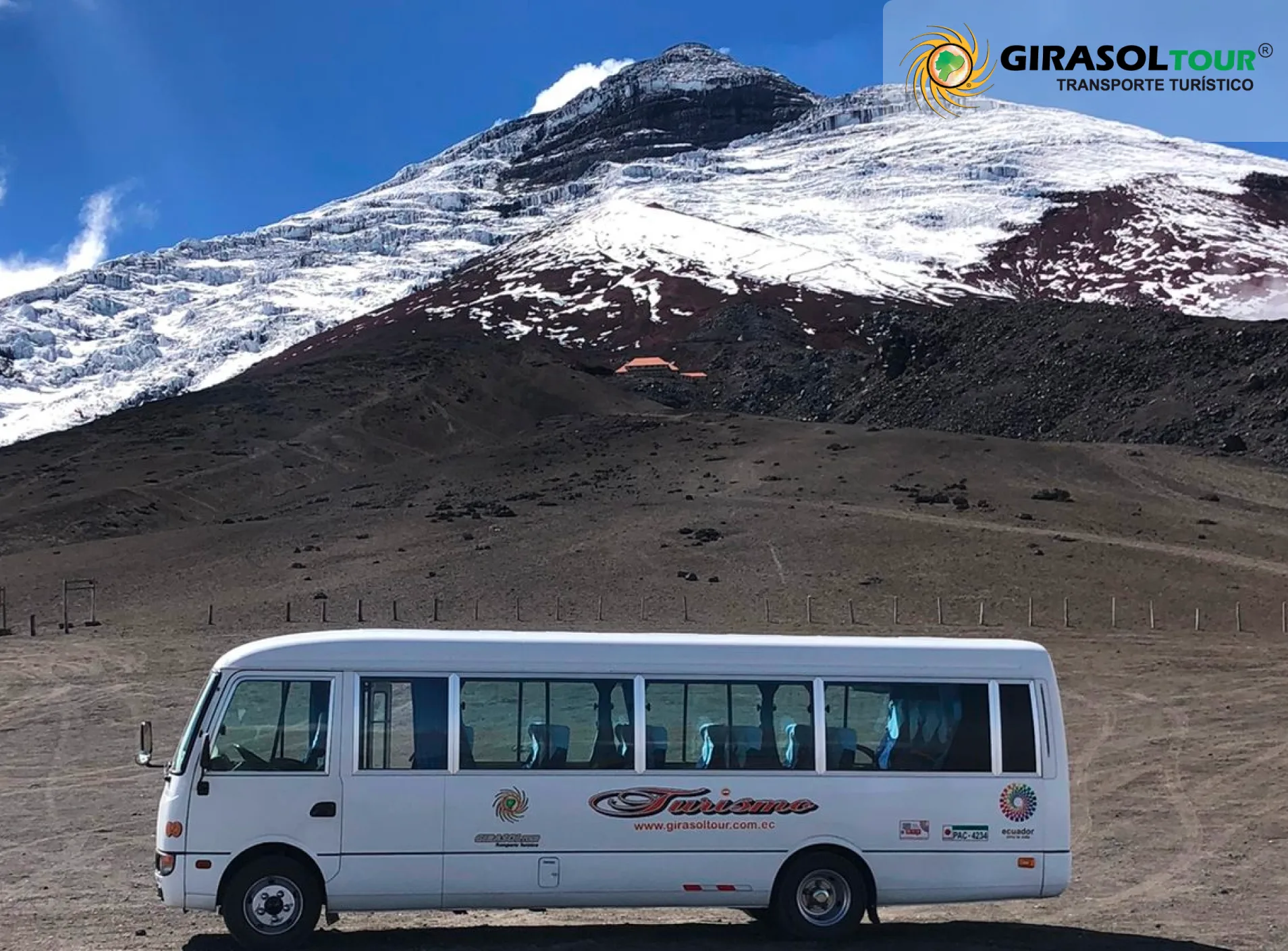 Minibus Mitsubishi Rosa de Girasoltour estacionado en la base del volcán Chimborazo.