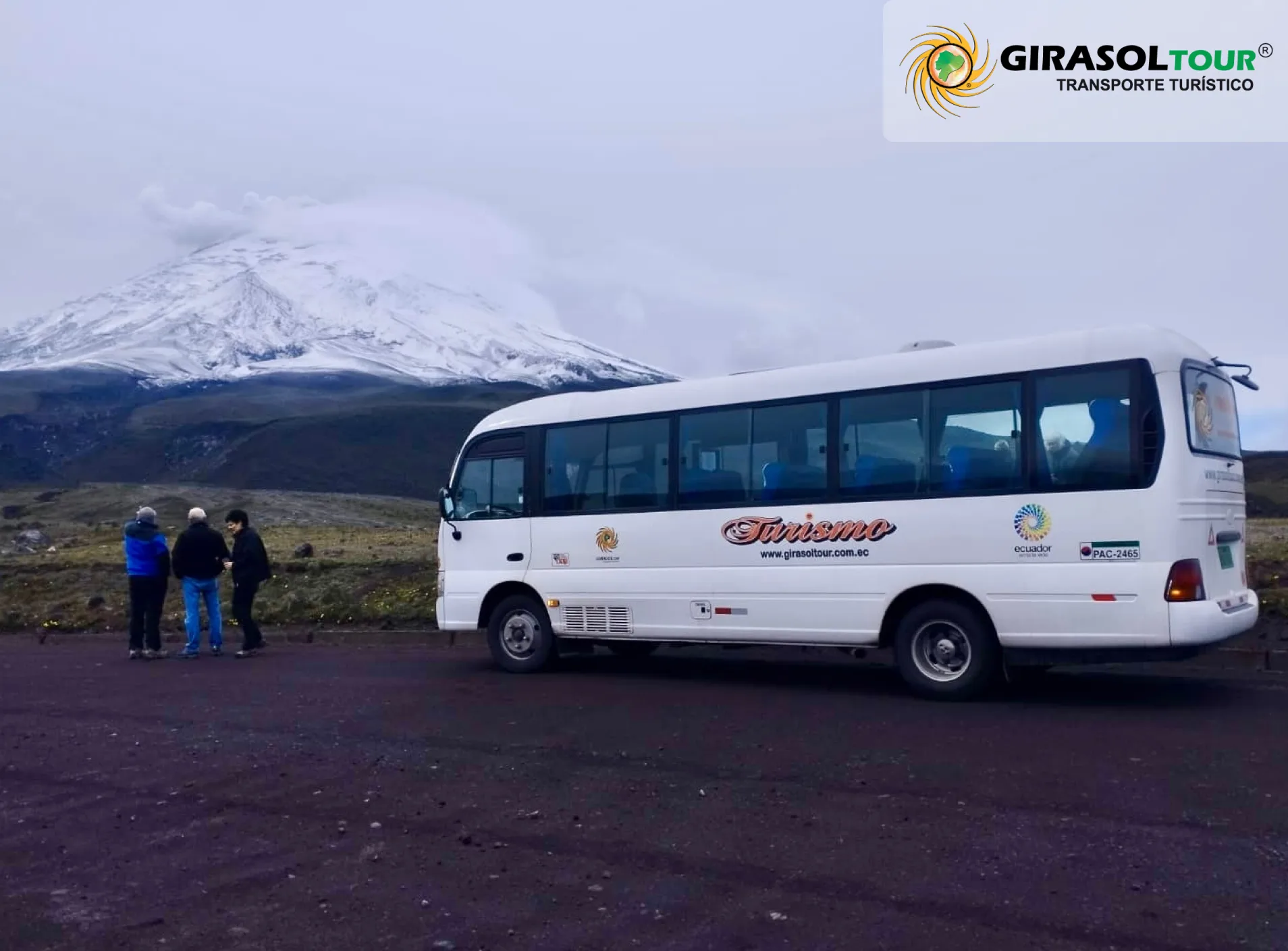 Minibus turístico de Girasoltour en parada técnica junto a turistas frente al volcán.