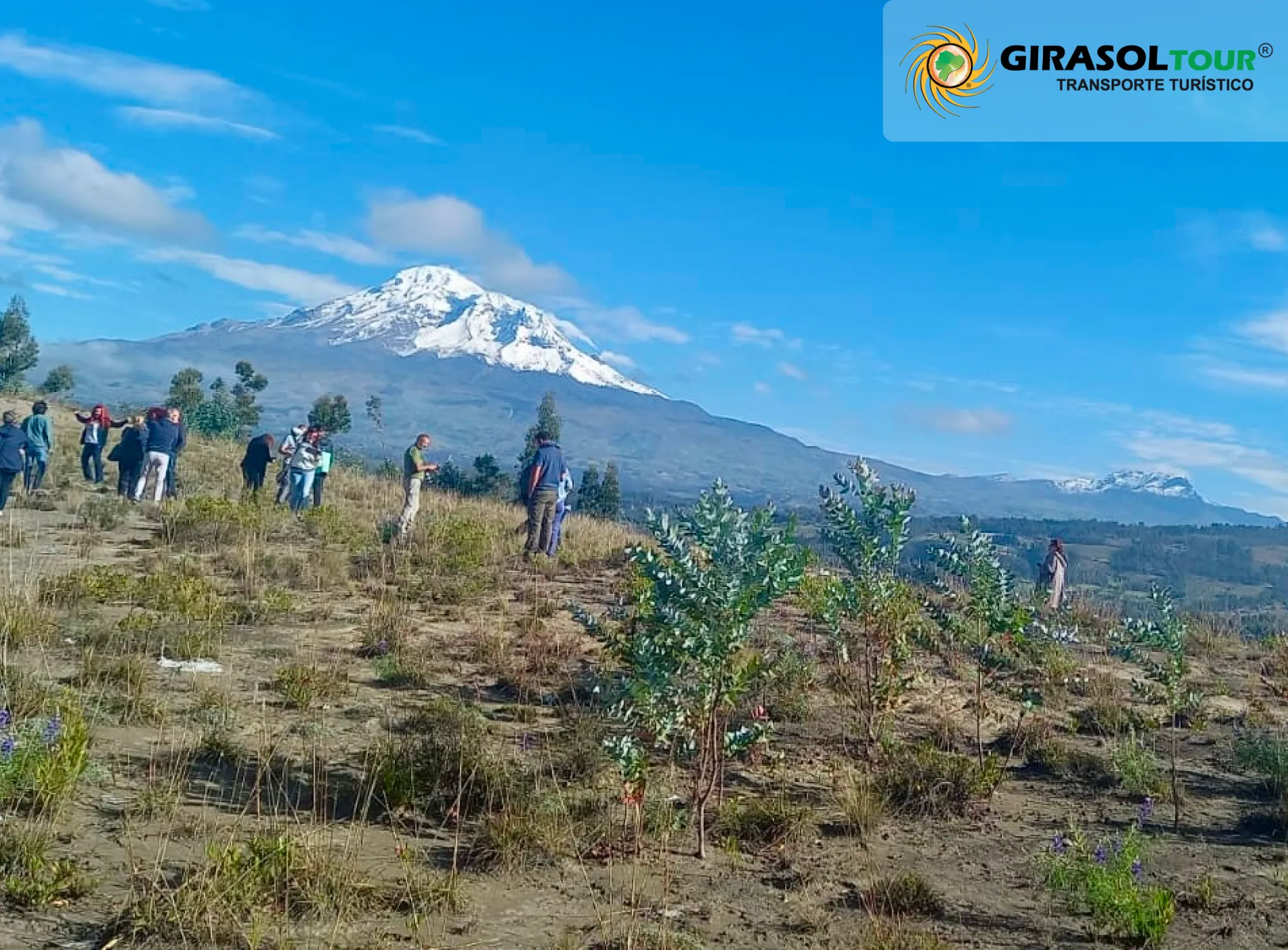 Grupo de turistas en excursión observando el volcán al aire libre con Girasoltour.