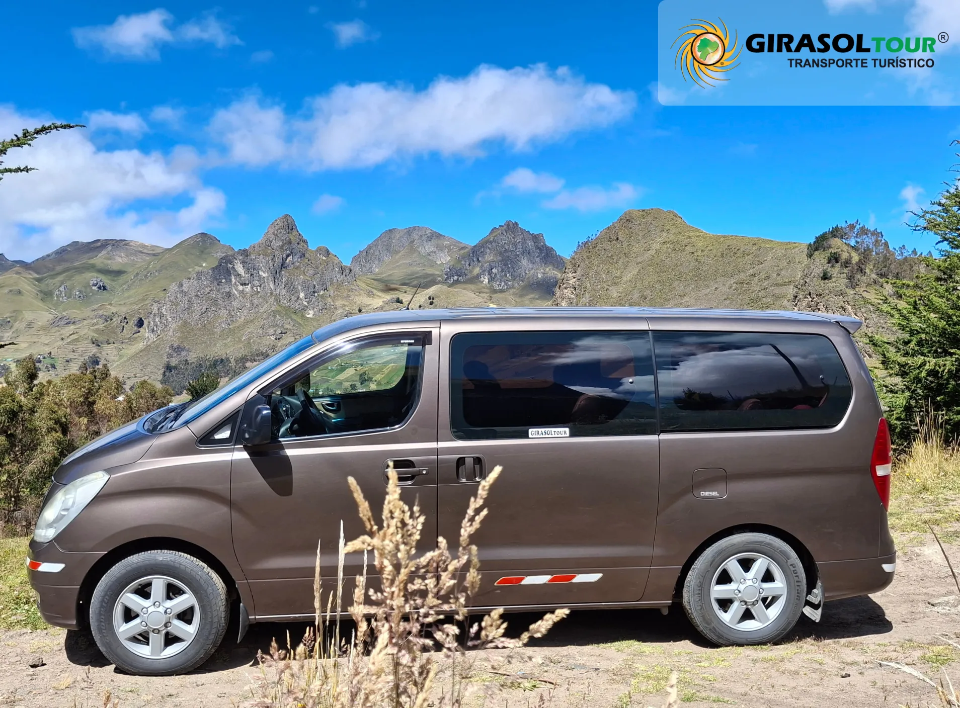 Van Hyundai H1 café de Girasoltour estacionada en ruta de montaña andina.