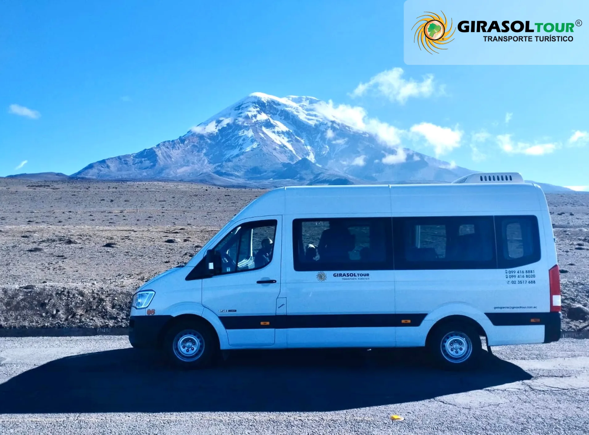 Van blanca Hyundai H350 de Girasoltour en la explanada del volcán Chimborazo.