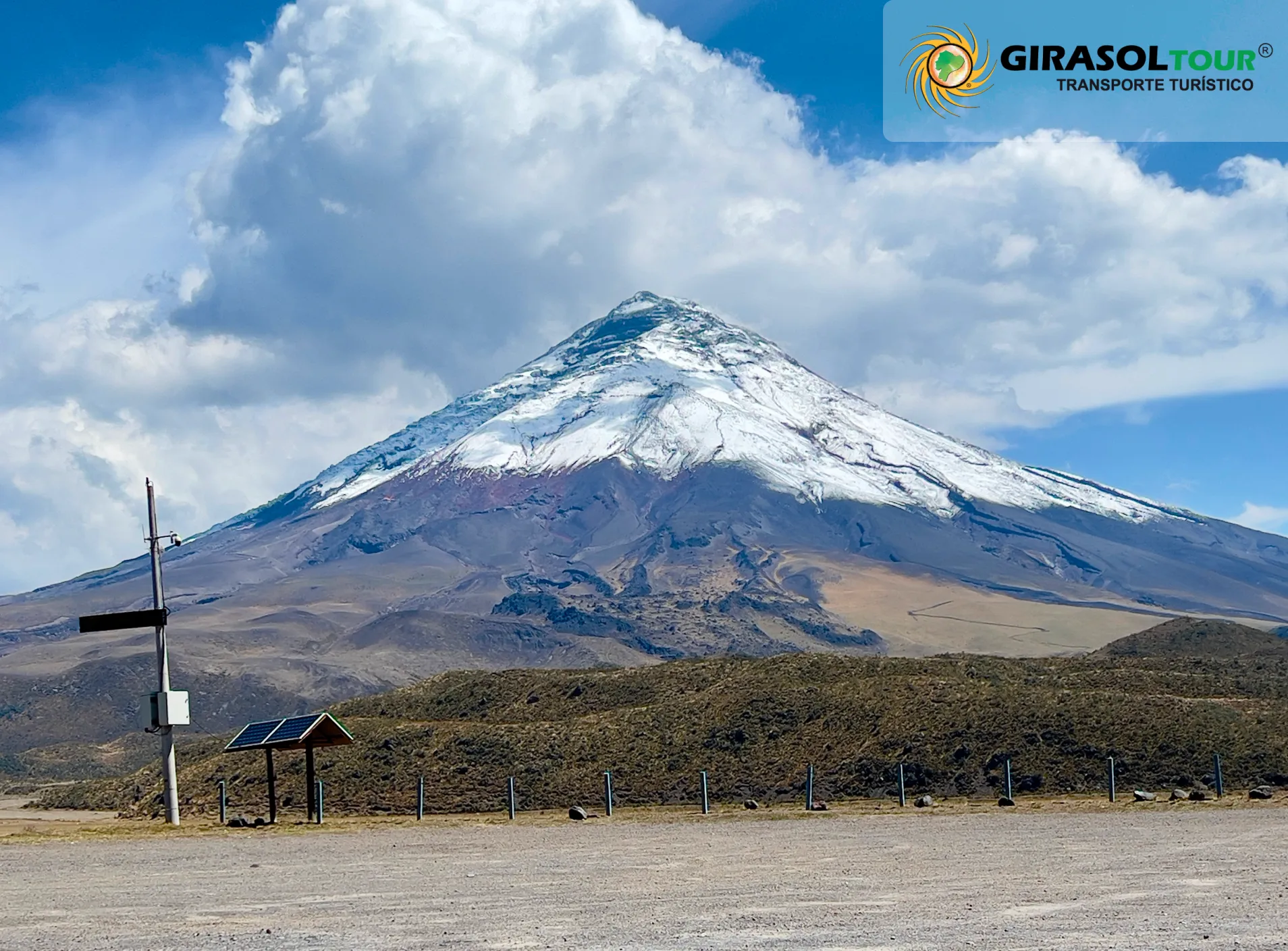Vista despejada del volcán Cotopaxi con sus nieves eternas bajo cielo azul.